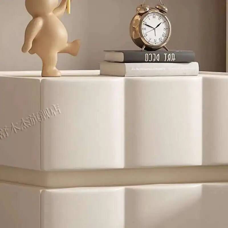 Interior Design White And Wood - خزانة تخزين بيضاء بتصميم بجانب السرير،